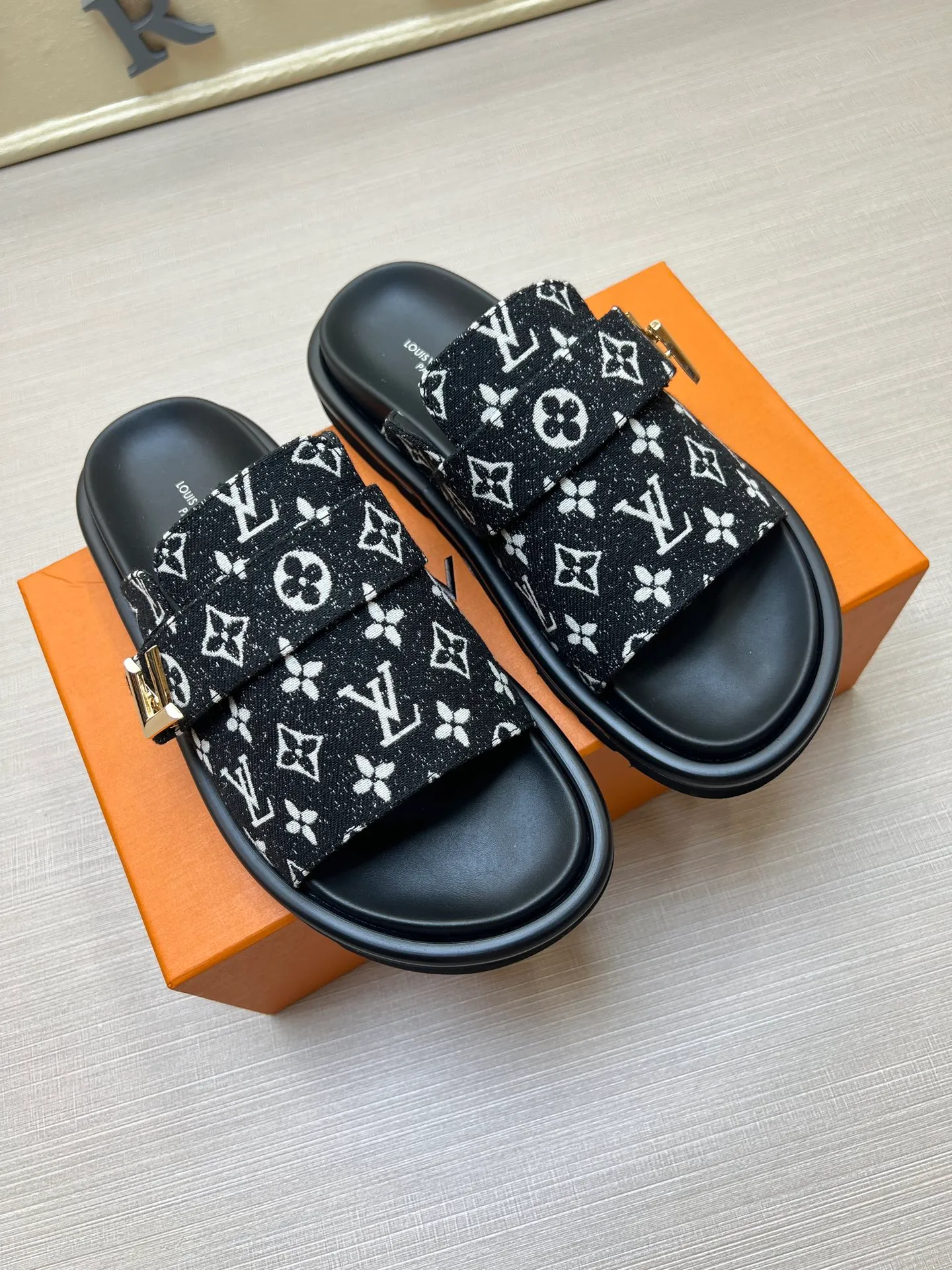 Factory price: 360💰【LOUIS VUITTON】Louis Vuitton, LV printing, men's and women's slippers are on the market, drawer box packaging with cloth bag, card, the upper pattern looks very soft and waxy, super versatile leg slimming artifact. Fabric: imported denim/canvas/old fabric, LV hardware LOGO, official website pattern printing, comfortable to wear, foot pads: high elastic men's shoes💰U water table. Sole: foam sole, heel height: about 5cm. Code number: 35-46, 35, 45, 46 are custom-made and non-returnable. Color: multiple colors and styles available.